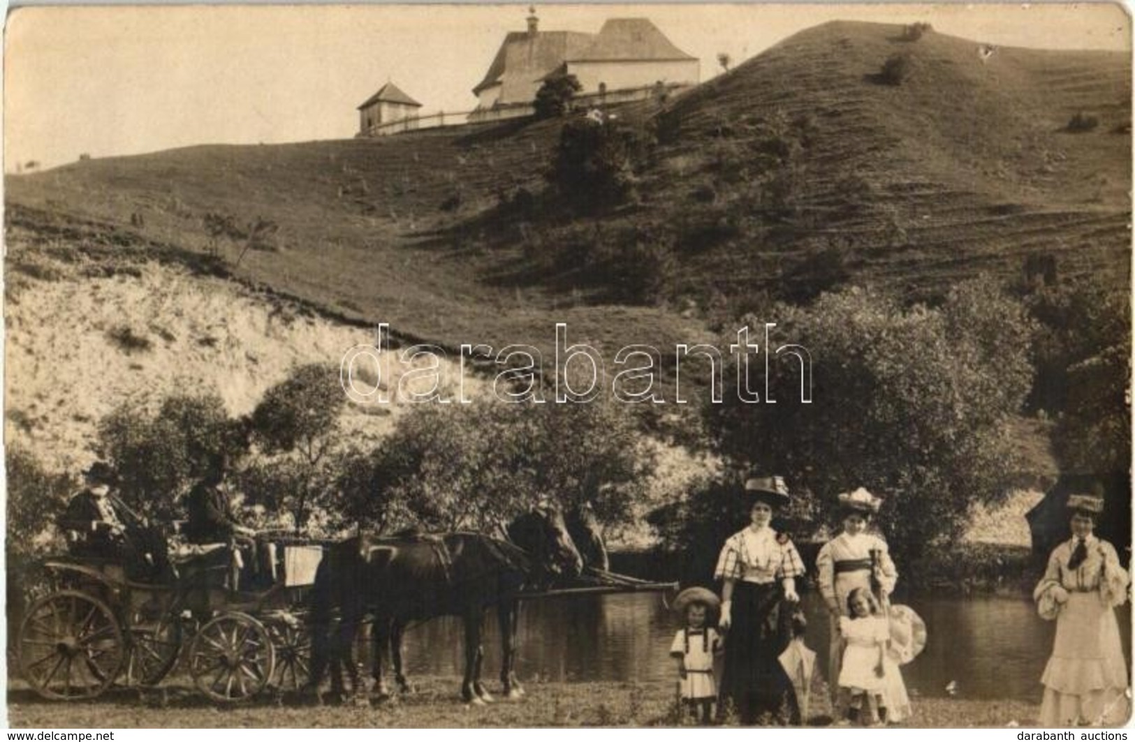 * T4 1909 Szentmária, Svata Mara (Szocóc, Socovce); Római Katolikus Templom, Családi Csoportkép Lovas Szekérrel / Church - Ohne Zuordnung