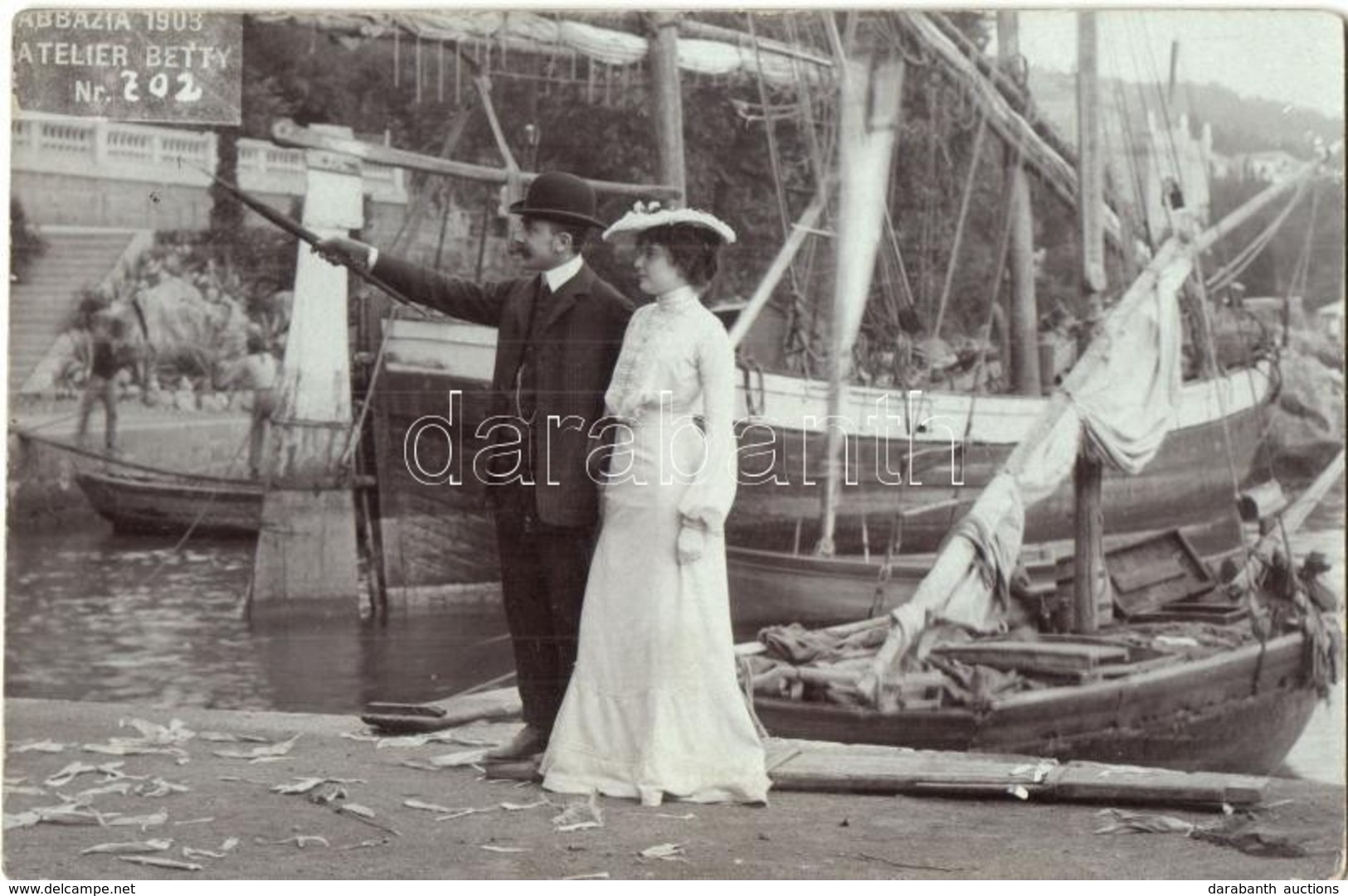 ** T2/T3 1903 Abbazia, Opatija; úri Pár A Kiköt?ben Vitorlásokkal /  Couple At The Port With Sailing Ships. Atelier Bett - Non Classés