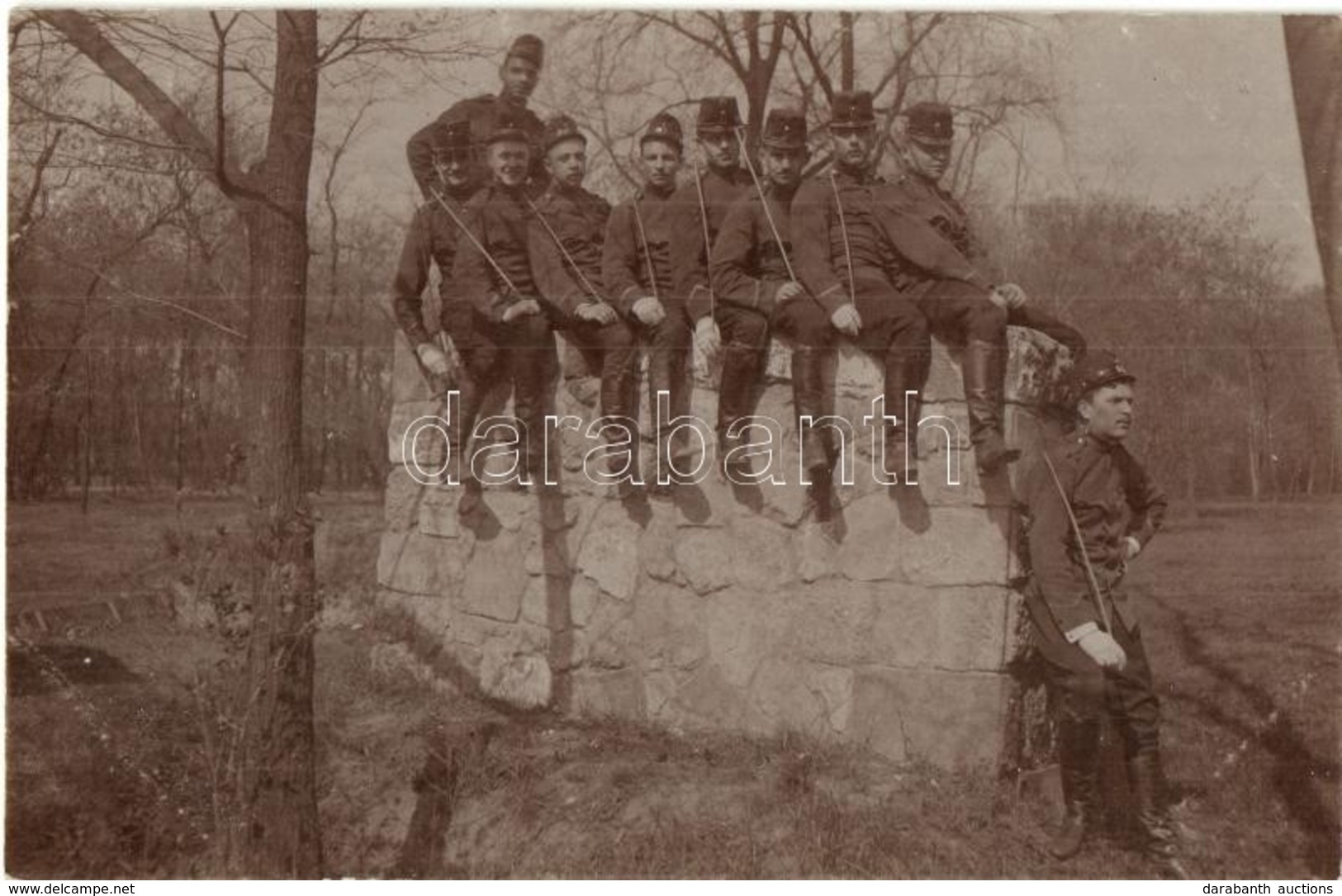 ** T2 Gyakorló Tér, Osztrák-magyar Katonák Egy A Kiképzésen átmászandó Falon ülnek / Austro-Hungarian K.u.K. Soldiers Si - Non Classificati