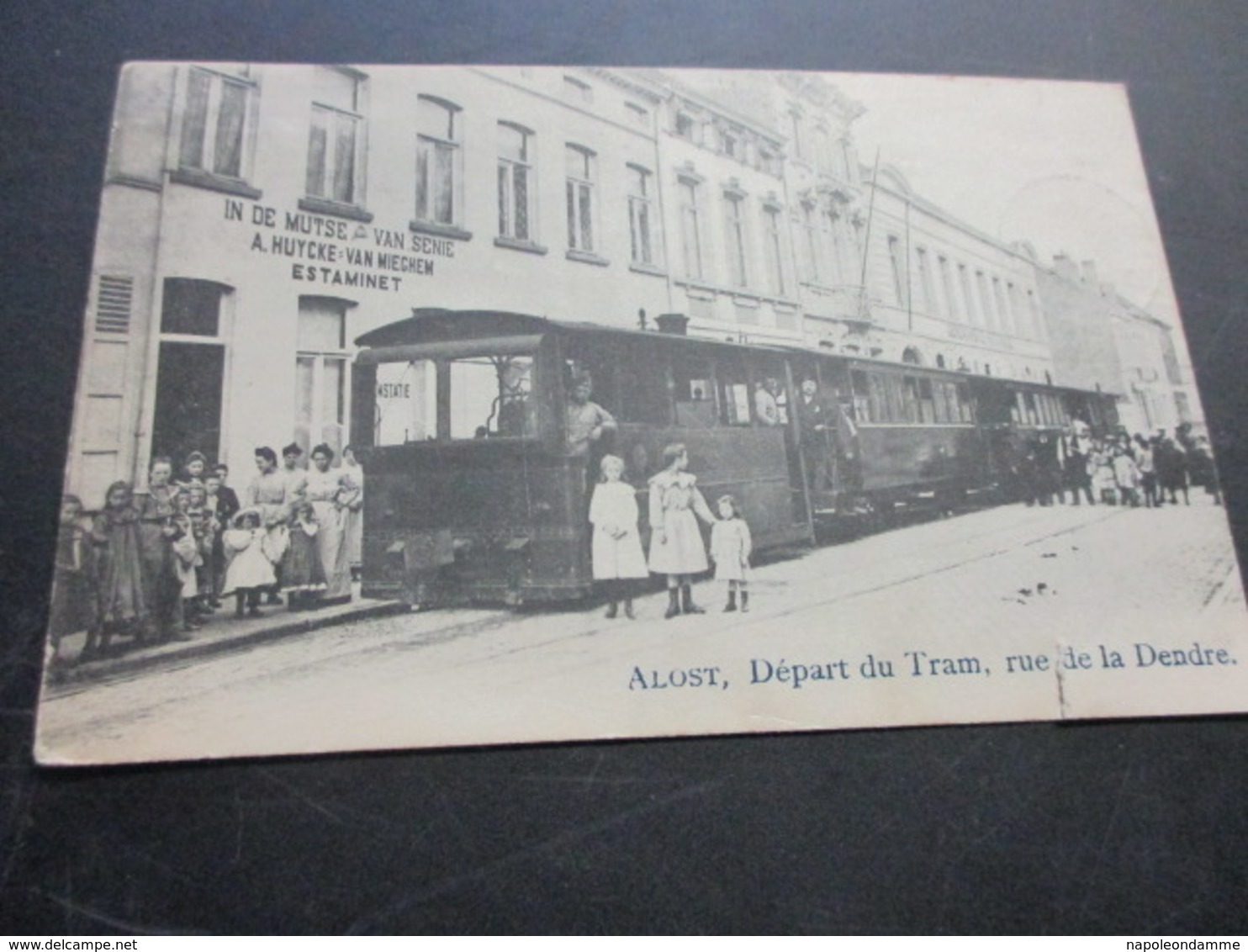 Aalst, Depart Du Tram , Rue De La Dendre, Tram Stopt Voor In De Mutse Van Senie, A Huycke Van Miegem Estaminet - Aalst