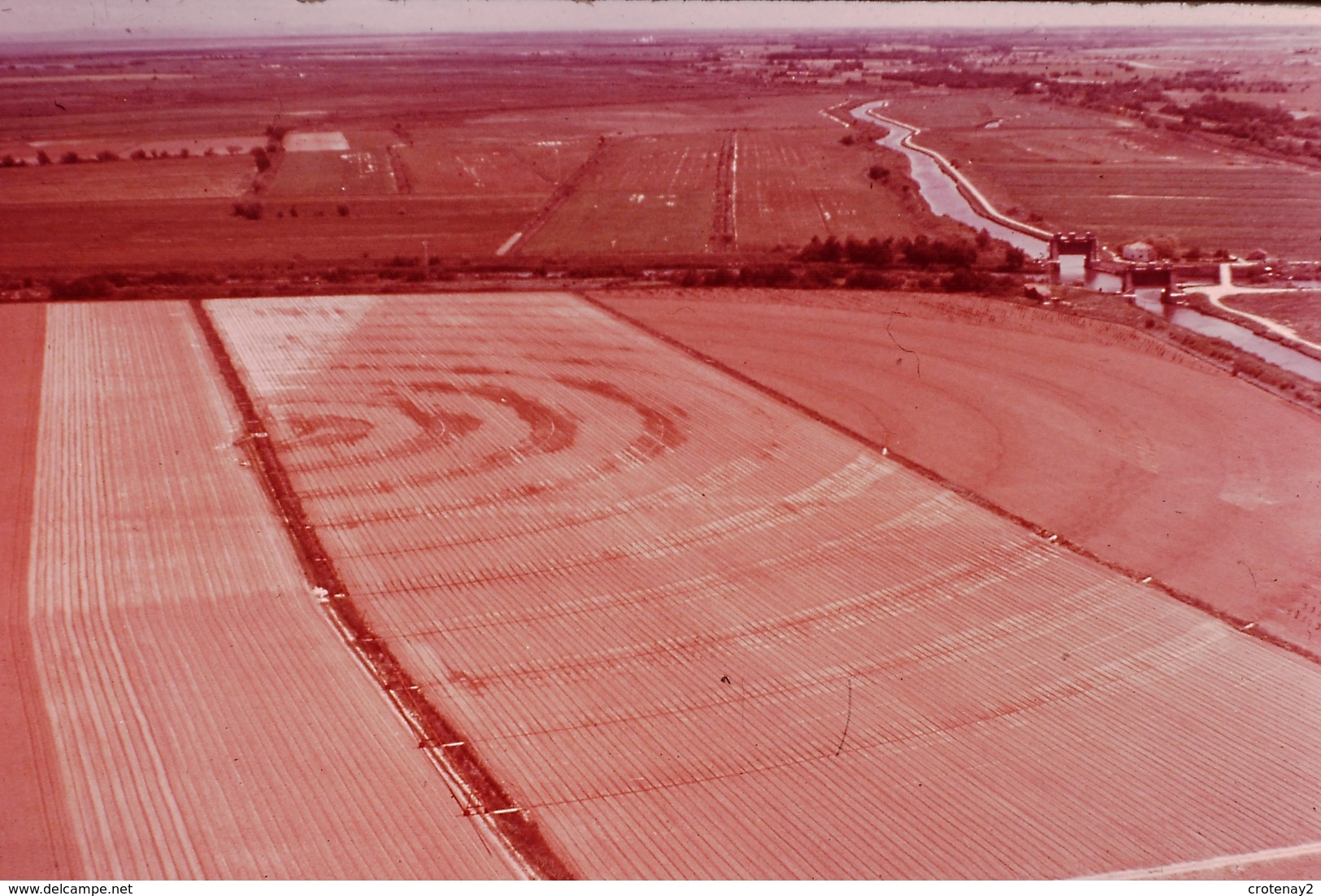 Photo Diapo Diapositive Le SUD EST L'Eau N°5 Irrigation Circulaire Dans Le Gard Vers Le Grau Du Roi VOIR ZOOM - Diapositives