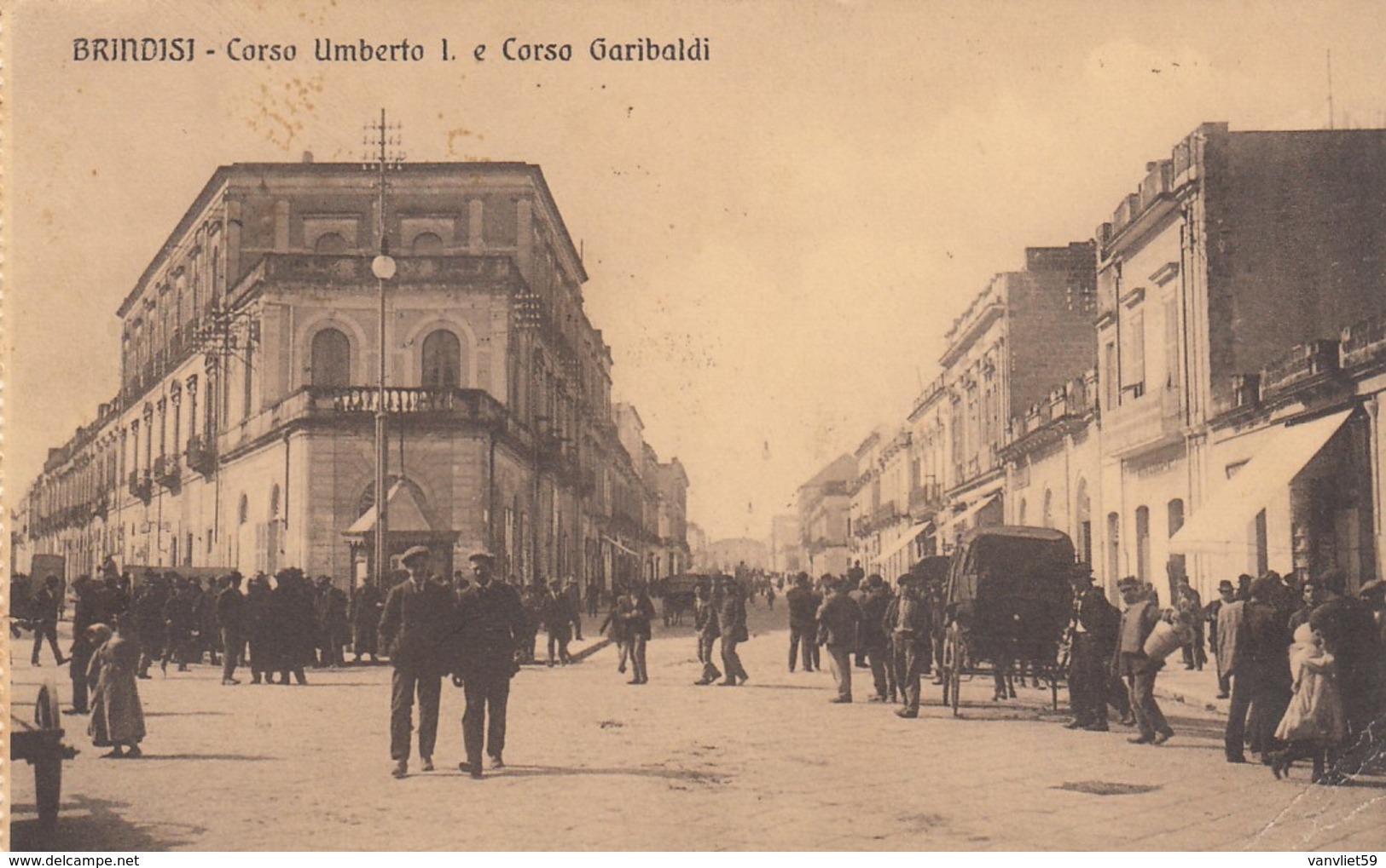 BRINDISI-CORSO UMBERTO I E CORSO GARIBALDI- CARTOLINA ANIMATISSIMA-VIAGGIATA IL 24-10-1910 - Brindisi