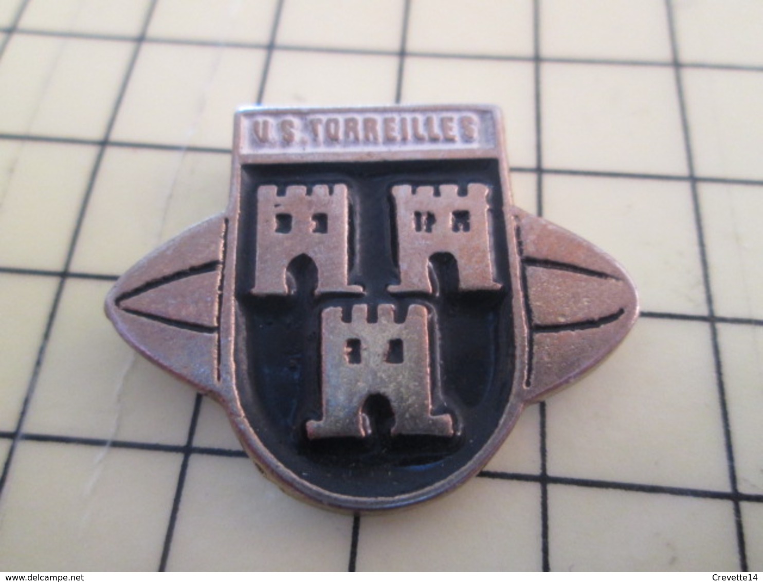 513e Pin's Pins : BEAU ET RARE :  THEME SPORTS / RUGBY CLUB U.S. TORREILLES BALON OVALE - Rugby