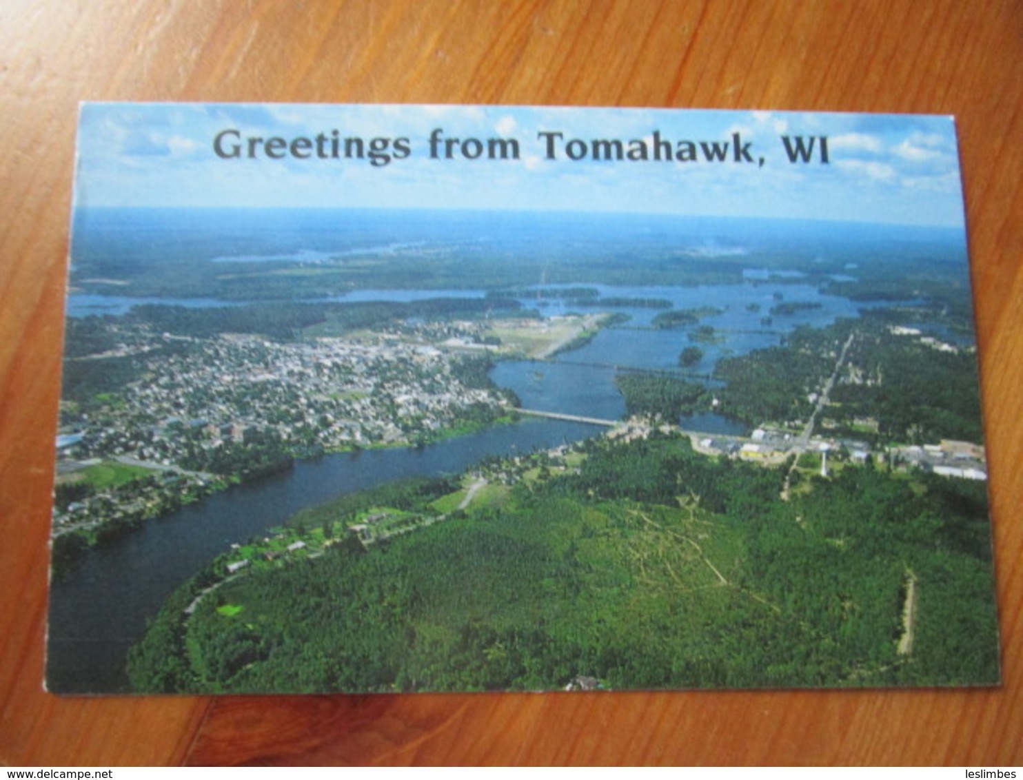 Greetings From Tomahawk Located On The Banks Of The Wisconsin River. Antigo T-33 Postmarked 2002. - Autres & Non Classés