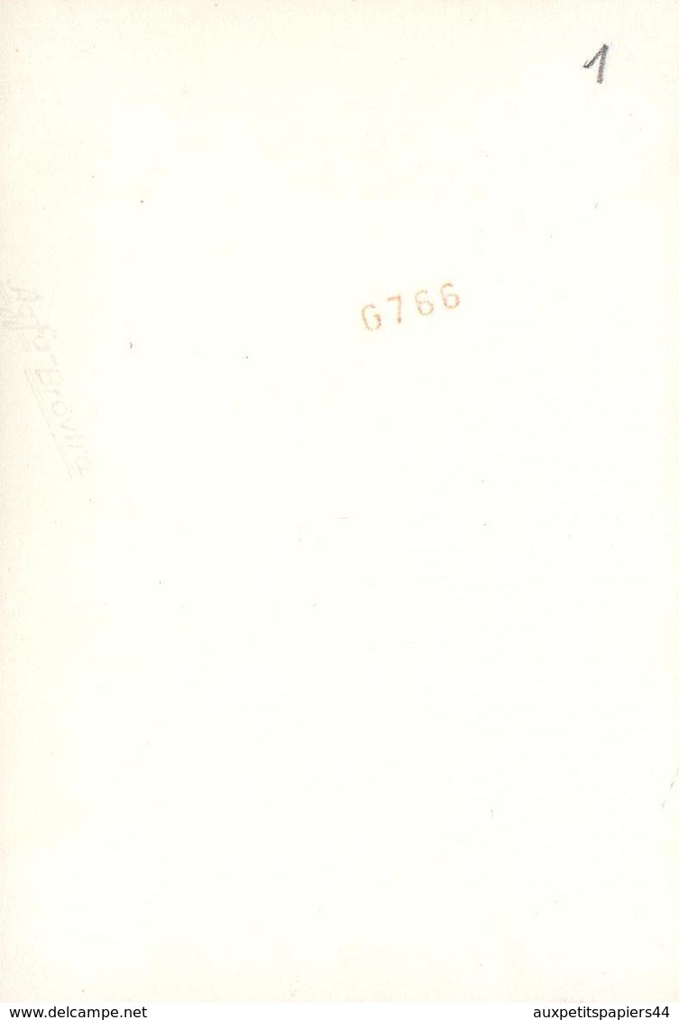 Photo Originale Publicité ESSO - Mère Changeant Son Enfant Sous Un Calendrier Esso Vers 1960/70 - Objets