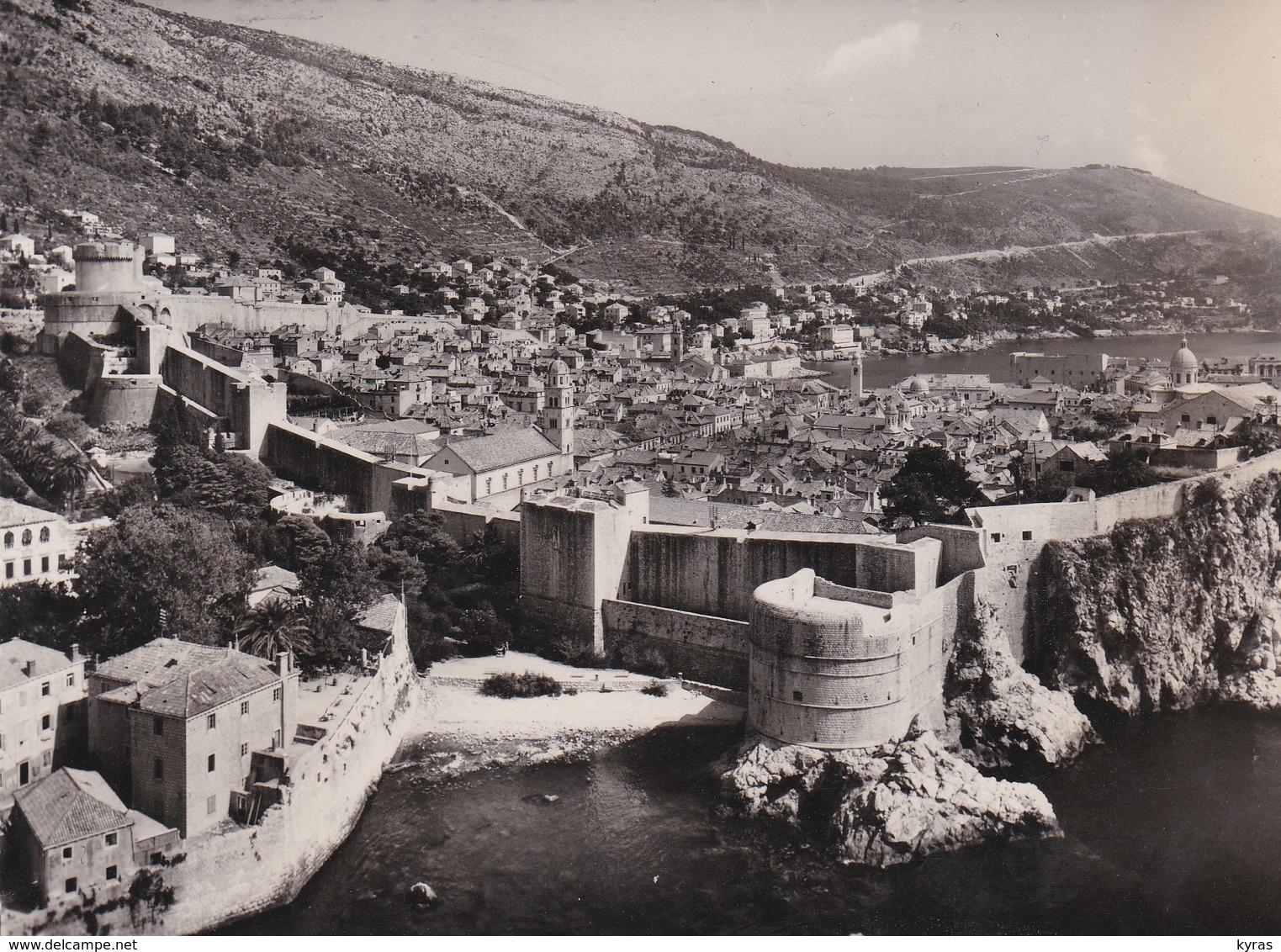 CPSM 10X15 . YOUGOSLAVIE . DUBROVNIK . Panoram ( Vue Aérienne Sur Ville Et Remparts ) - Yougoslavie