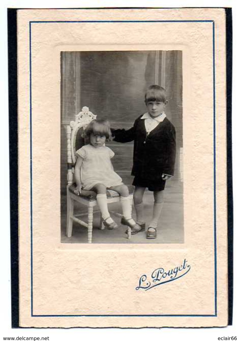 PHOTO  2 Volets Jeunes Enfants Garçon Et Fille  La Fille Est Assise Sur Un Fauteuil  Photographe Signé L.POUGET. - Unclassified