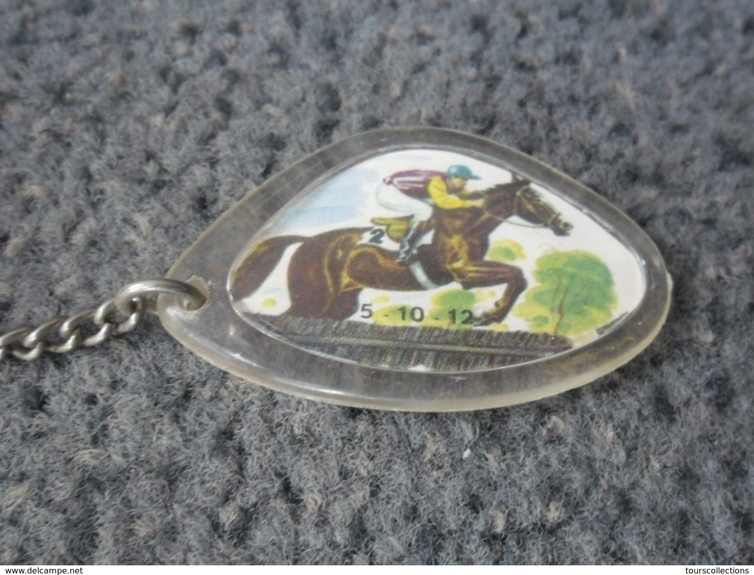 1 PORTE CLEFS EQUITATION SAUT A CHEVAL Jumping TIERCE - PUB Chewing Gum WIGG @ Vers 1965 - Porte-clefs