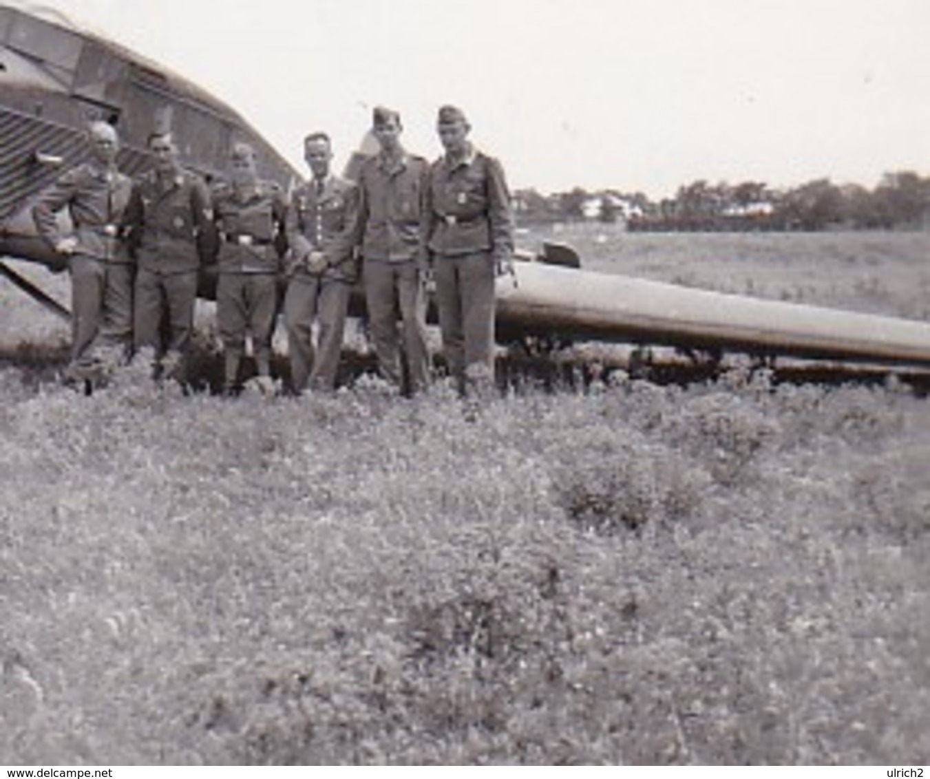 Foto Deutsche Soldaten Vor (zerstörtem?) Flugzeug - 1941 - 5*4cm  (35242) - Guerra, Militari