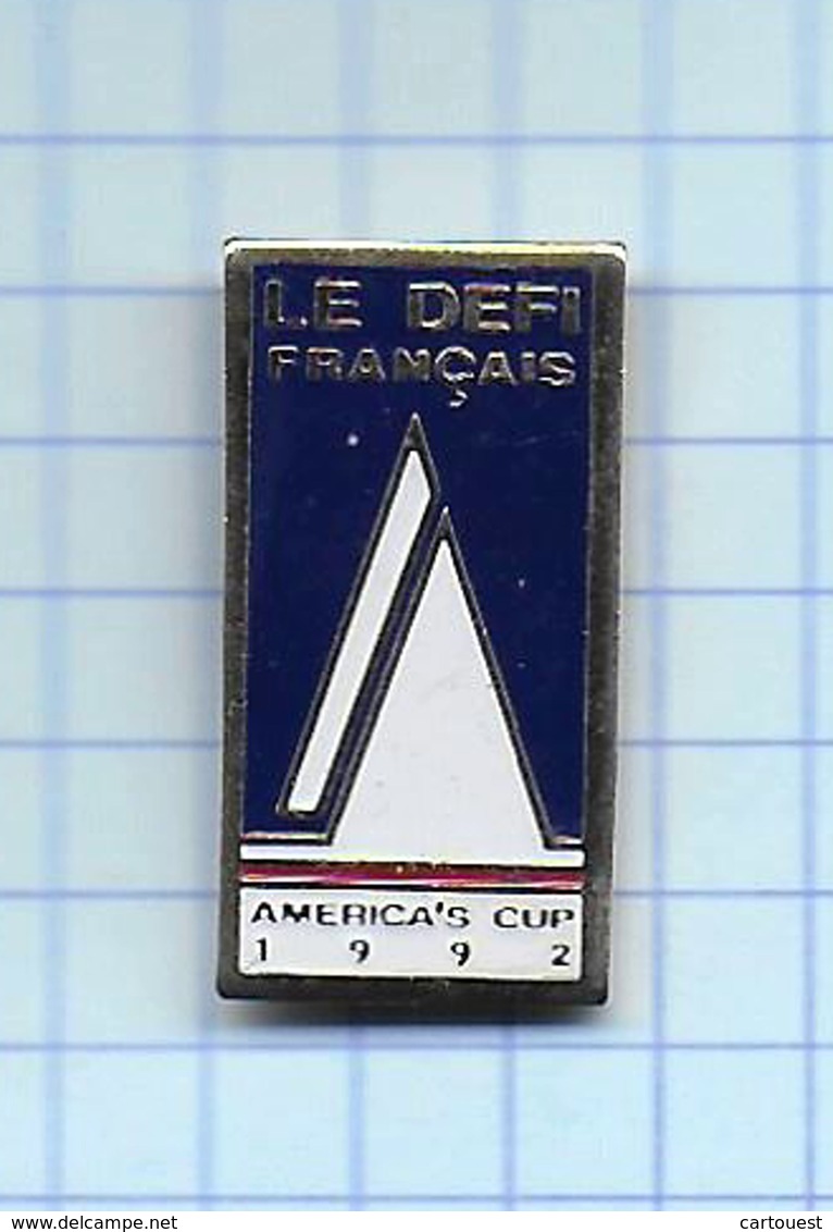 Pin's Pins /  THEME BATEAU   VOILIER *** American Cup 1992   ***  Le Defi Francais ( Dos Badge Impact ) - Barcos