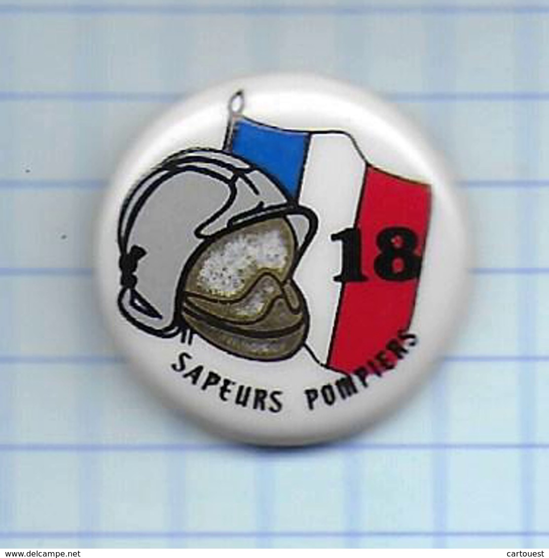 Pin's Pins /  THEME   POMPIERS : LE 18 CASQUE Drapeau / Rare Et De Belle Qualité - Brandweerman