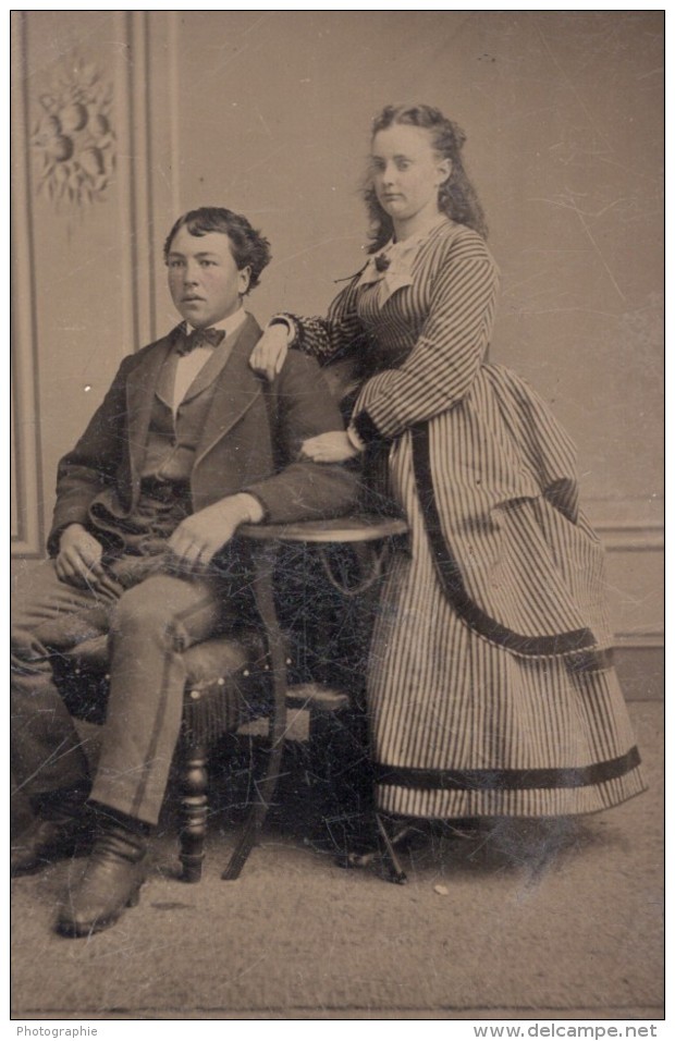 USA ? Portrait Couple Homme Assis Mode Ancien Ferrotype Photo 1880's - Old (before 1900)