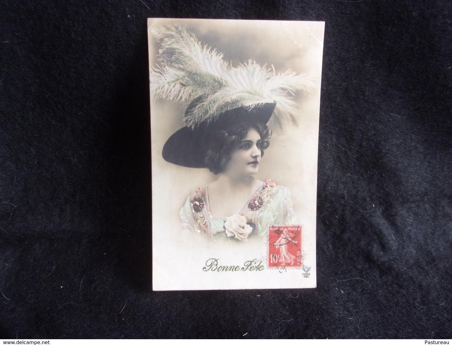 Mode .Femme élégante Avec Chapeau. Bonne Fête .Voir 2 Scans . - Moda