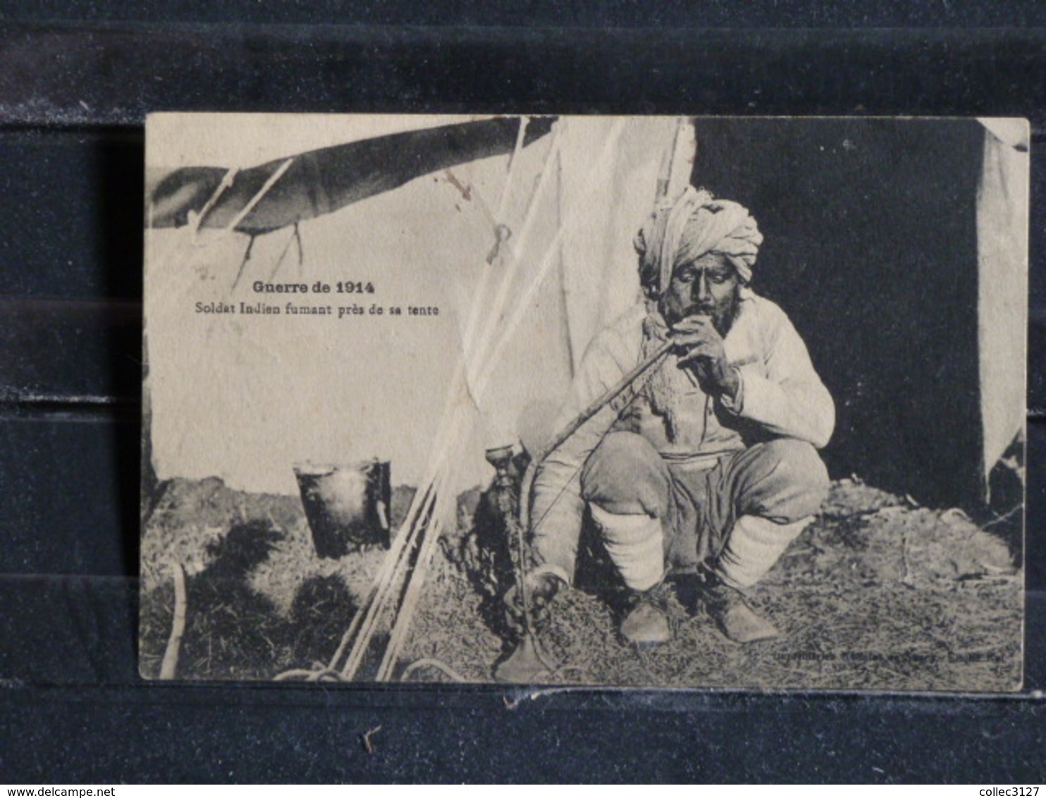 Z24 - Guerre De 1914 - Soldat Indien Fumant Près De Sa Tente - Timbre Taxe Au Dos - War 1914-18