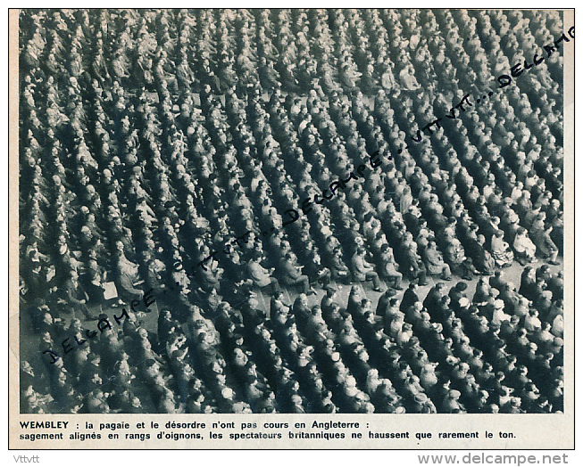 FOOTBALL : PHOTO,  STADE DE WEMBLEY, ANGLETERRE, LES TRIBUNES, COUPURE REVUE (1964) - Collections