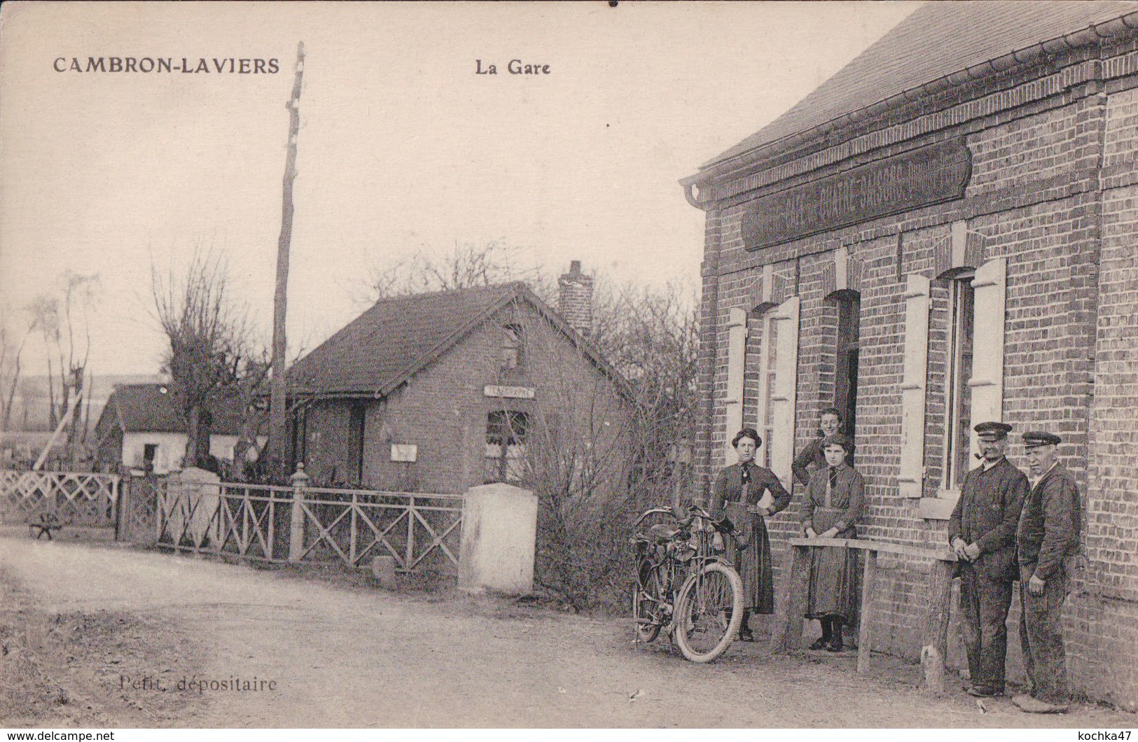 Cambron Laviers  (80)  La Gare  CPA Non Circulée - Autres & Non Classés