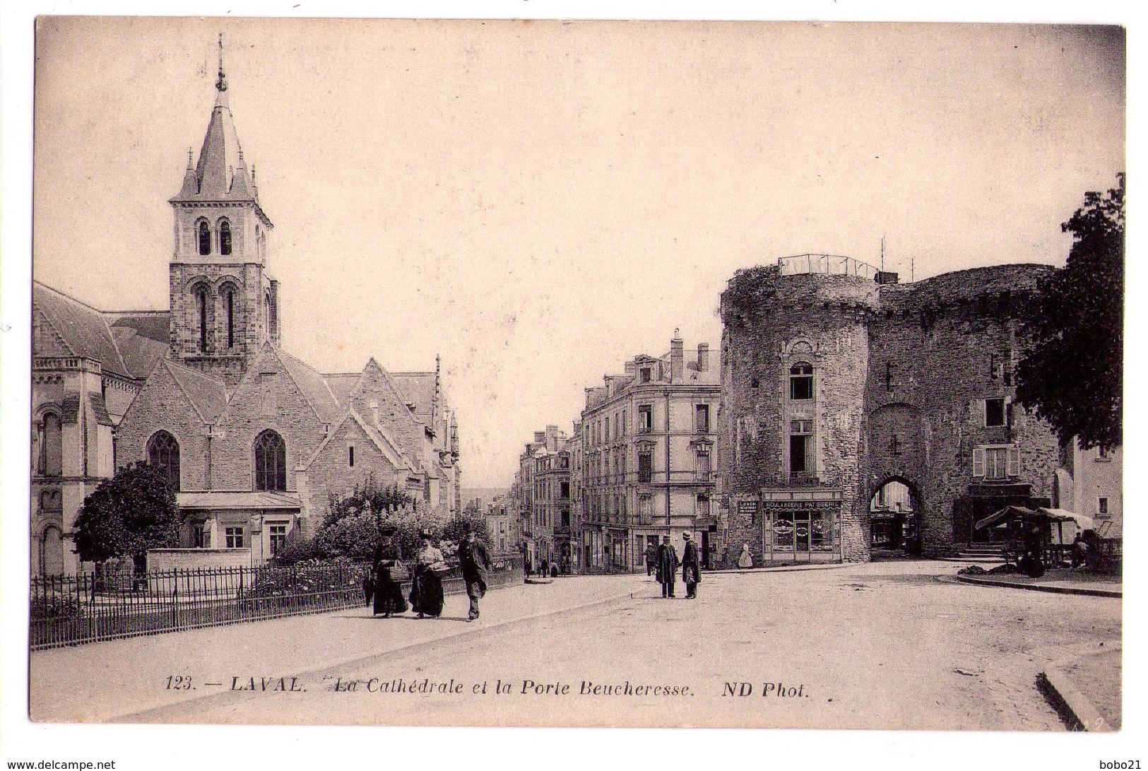 1809- Laval ( 53  ) - La Cathédrale Et La Porte Beucheresse - N.D. Ph. - N°123 - - Laval