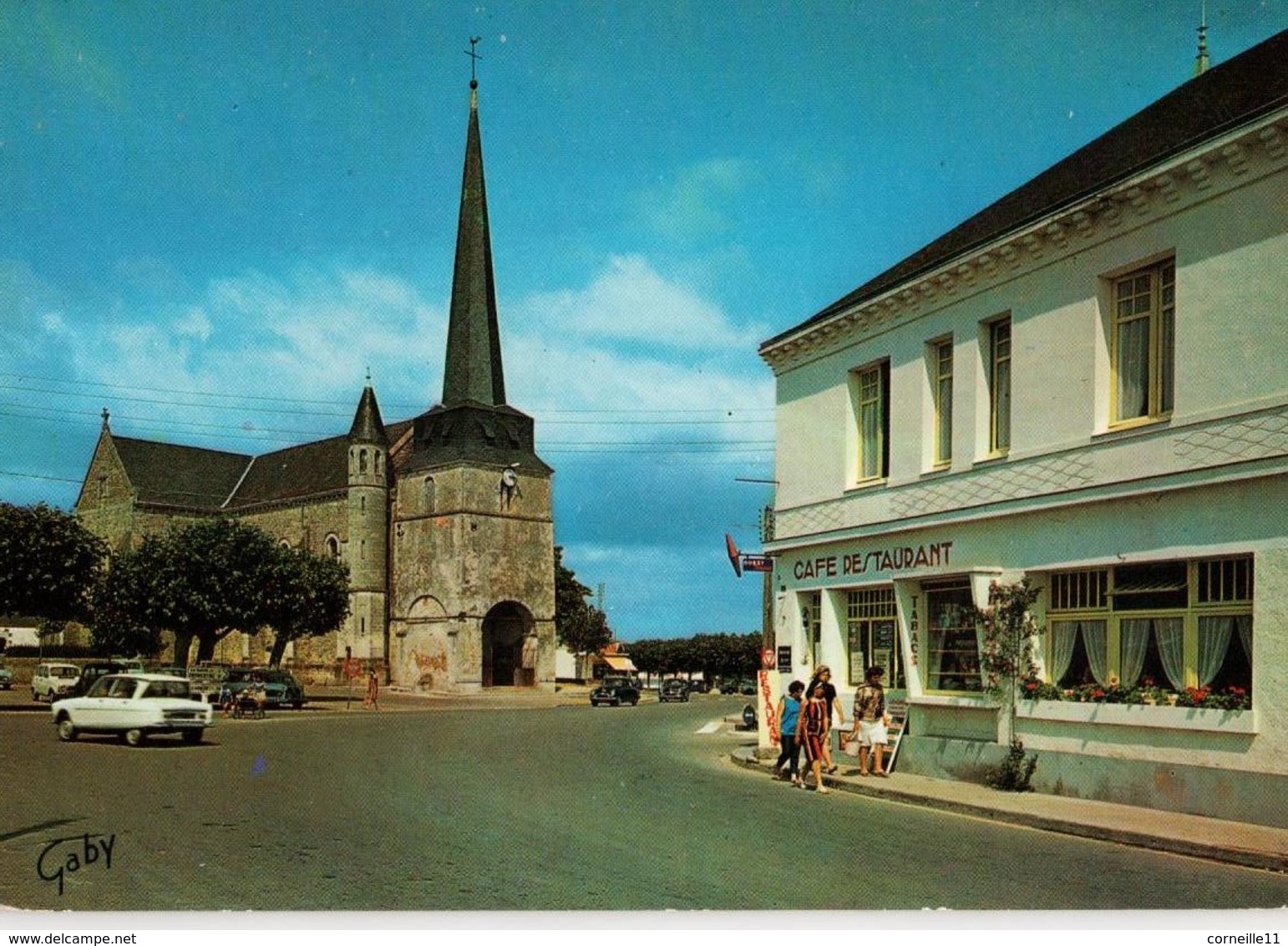 85 - NOTRE DAME DE MONTS - PLACE DE L'EGLISE ET L'HOTEL DU CENTRE - Autres & Non Classés