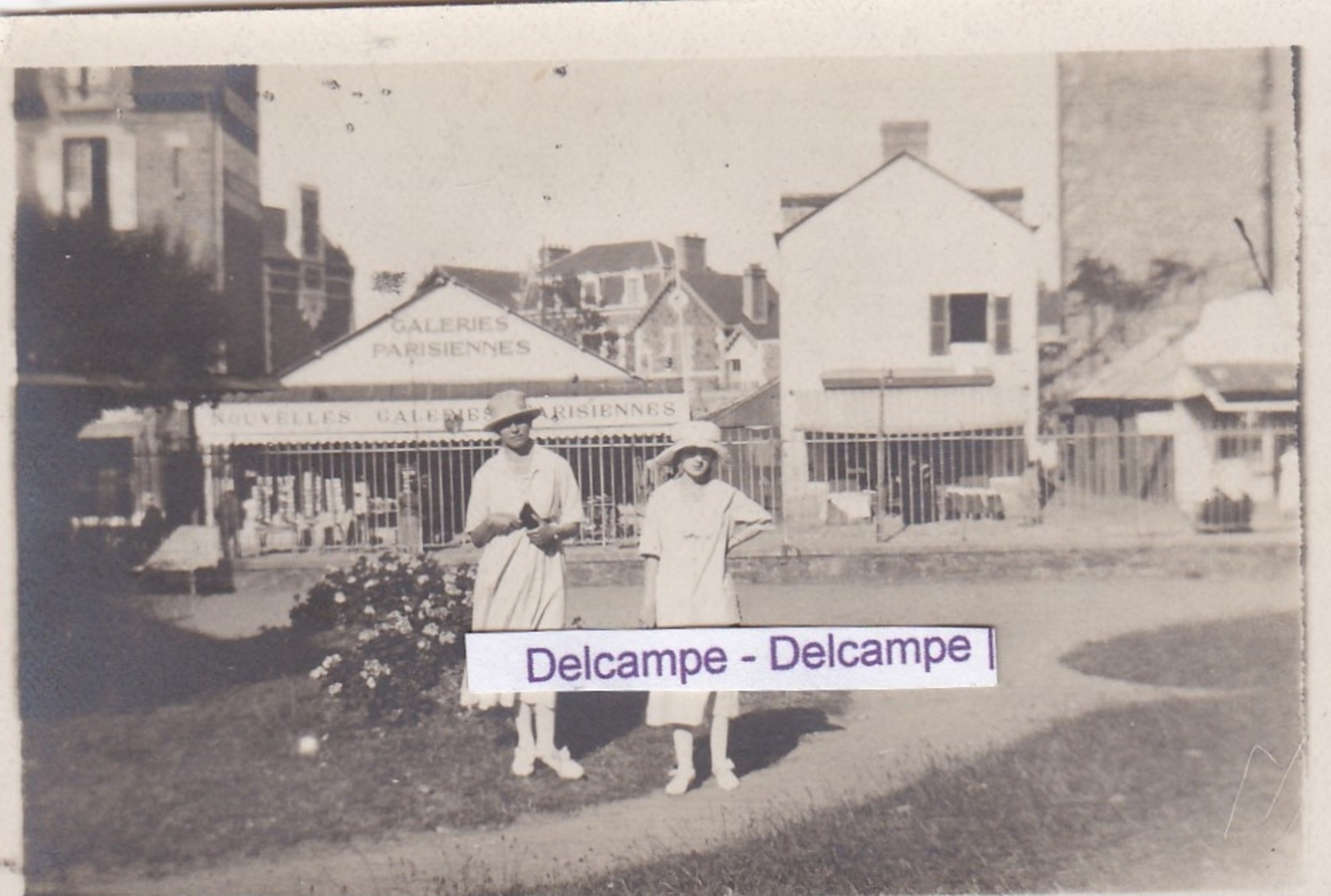 PARAMÉ  1919 - Photo Originale Prise Devant Les '' Galeries Parisiennes '' ( Ille Et Vilaine ) - Lieux