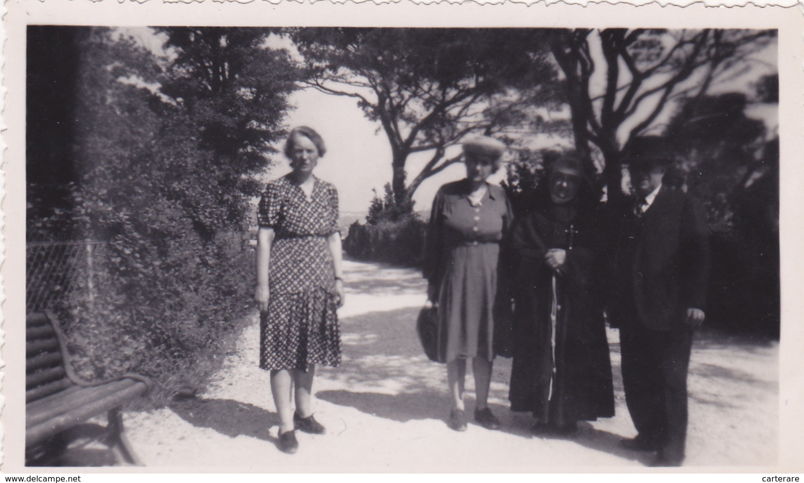 PHOTO ANCIENNE,PHOTOGRAPHIE,84,VAUCLUSE,AVIGNON,LE 1 JUIN 1947,FEMME D'EGLISE - Places