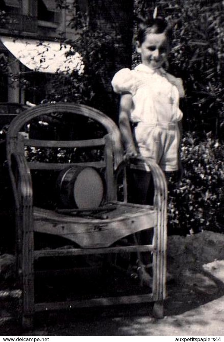 Photo Originale L'Enfant Au Tambour, Fauteuil De Jardin En Osier Au Parc Vers 1940/50 - Objects