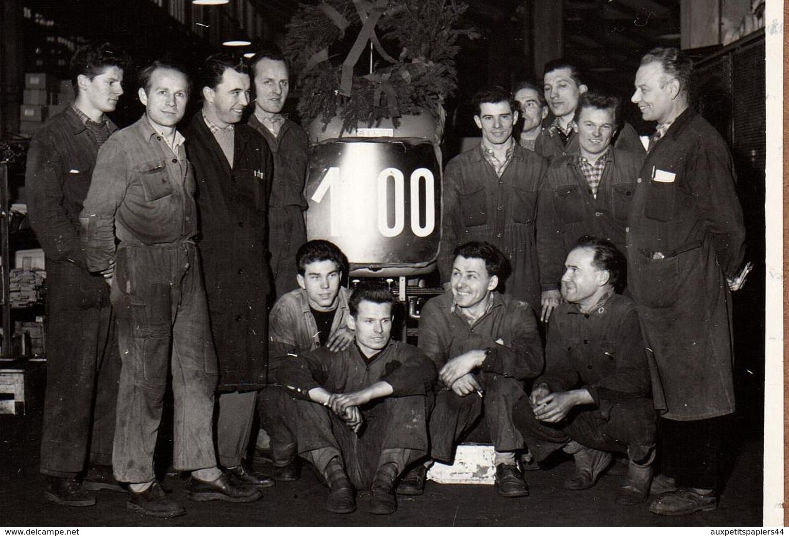 Photo Originale Ouvriers Posant Devant La 1000è Pièce De ? - Vue Sur Le Magasin & Mine Ravie Des Travailleurs - Vs 1950 - Métiers