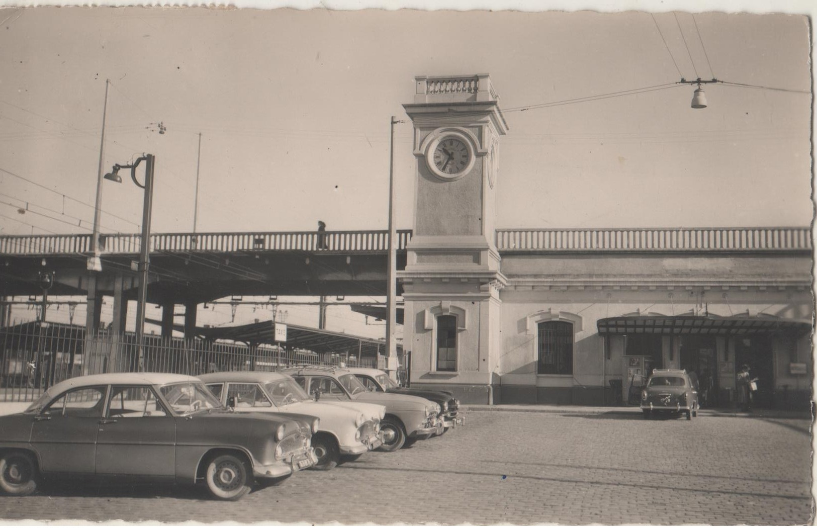 CPSM 91. JUVISY Sur ORGE. La Gare. Voitures: Simca Ariane, 403, Ford Vedette, Renault Frégate. Taxis - Juvisy-sur-Orge