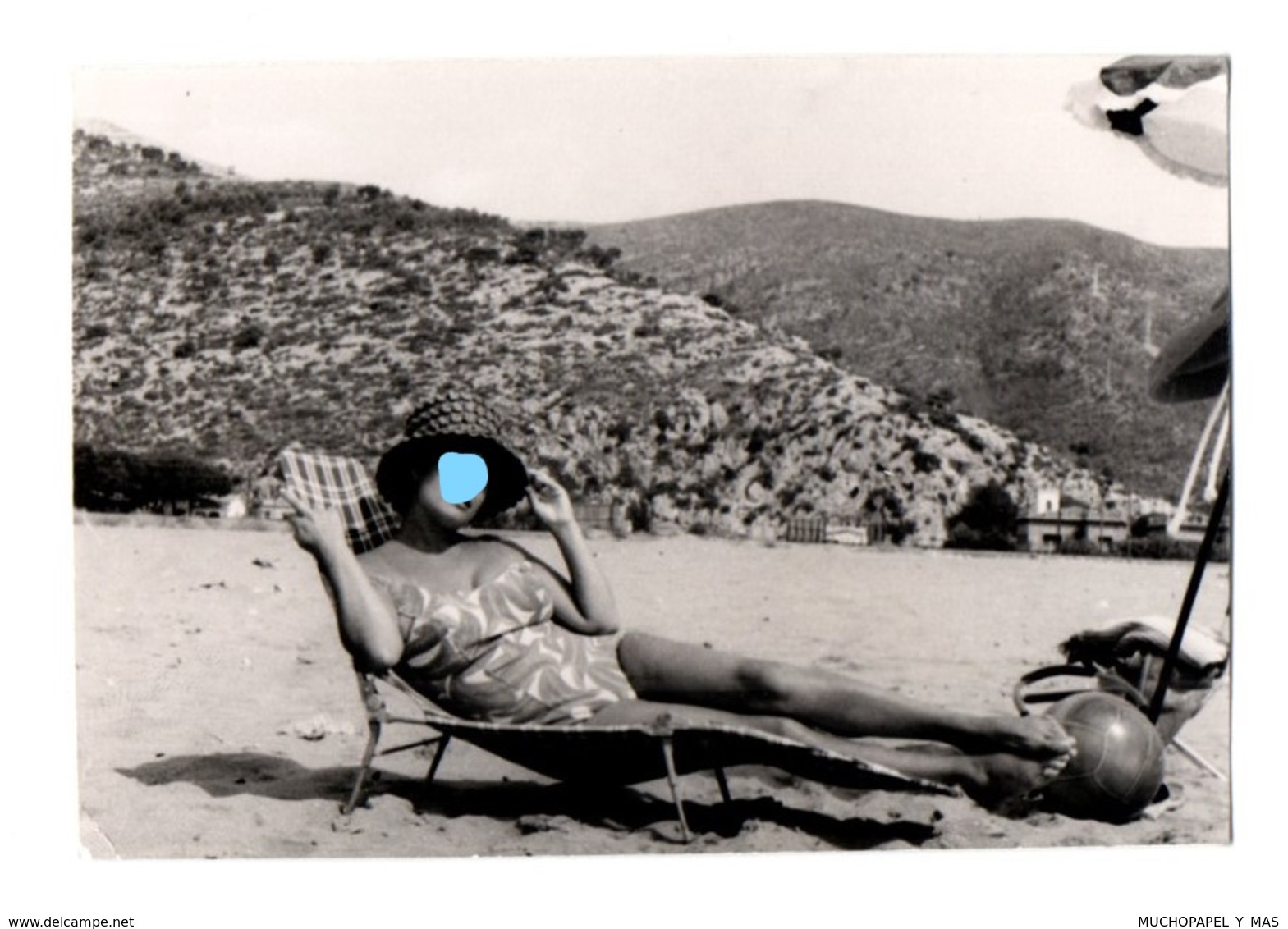 ANTIGUA FOTOGRAFÍA FOTO OLD PHOTO MUJER TOMANDO EL SOL EN LA PLAYA ? BEACH PLAGE WOMAN GIRL FEMME SPAIN ? FRANCE ? HAT - Personas Anónimos