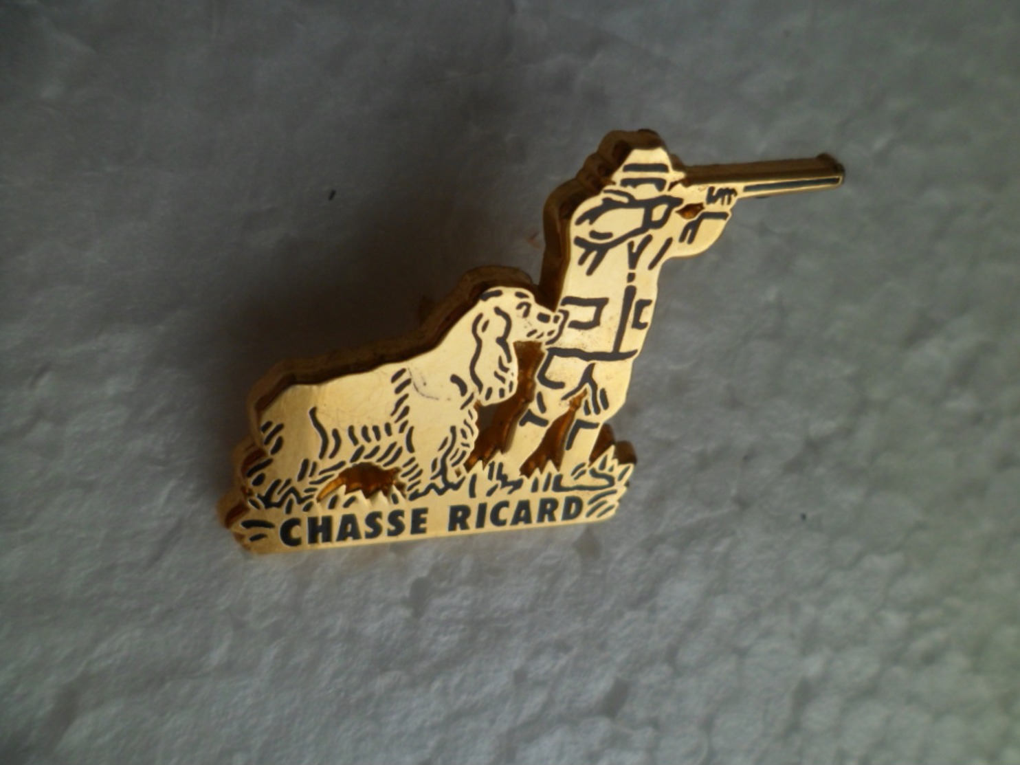 Pins Pin's EGF Chasseur  Chasse Animal Chien Epagneul Boisson Alcool RICARD - Signé Arthus Bertrand - Animaux