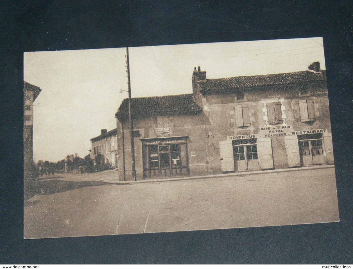 CHAMPAGNE SAINT HILAIRE / ARDT Montmorillon   1930   /   RUES &  COMMERCES .........  EDITEUR - L'Isle Jourdain