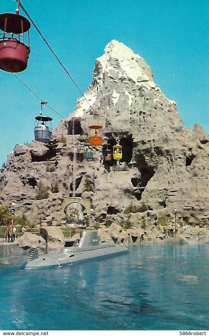 CARTE POSTALE ORIGINALE DE 9CM/14CM : DYSNEYLAND THE MAGIC KINGDOM SUBMARINE MATTERHORN ANAHEIM CALIFORNIA USA - Disneyland