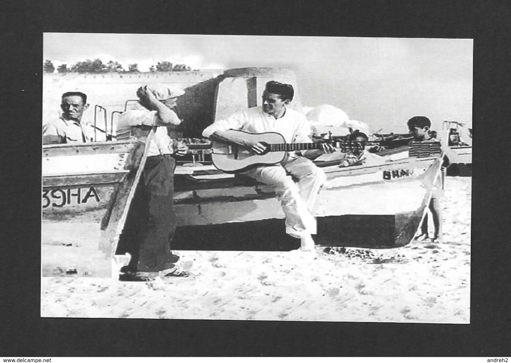 ARTISTES - CÉLÉBRITÉS - CHANTEUR ET MUSICIENS - JACQUES BREL EN VACANCES À HAMMANET TUNISIE VERS 1960 - Cantantes Y Músicos