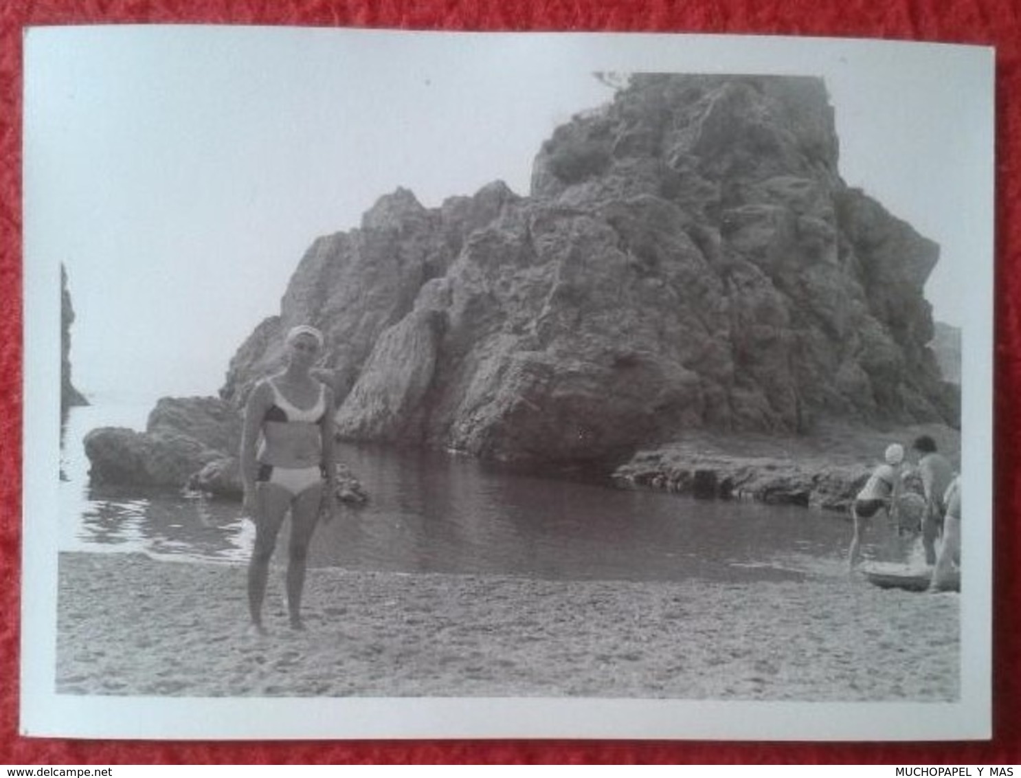 FOTO FOTOGRAFÍA OLD PHOTO A IDENTIFICAR GRUPO DE PERSONAS, MUJER BAÑISTA BAÑISTAS EN PLAYA ?, CALA ? PLAGE BEACH SPAIN ? - Personas Anónimos