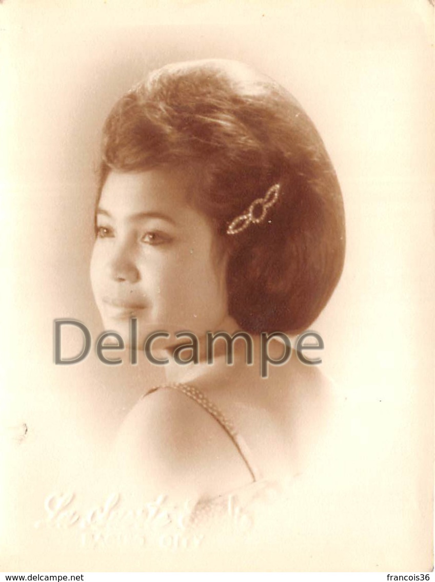 Photographie Philippines Circa 1965 In Baguio - Filipina Beautiful Young Girl -  Jolie Jeune Fille - Studio - Identified Persons