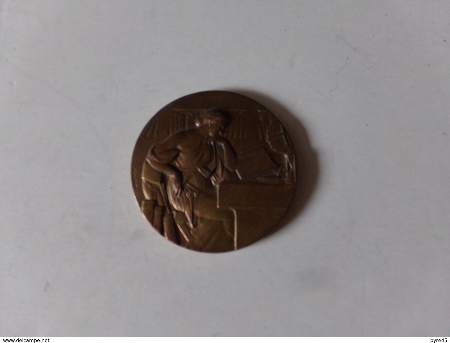 Médaille En Métal Femme Lisant Signée Galtié ( 58 Gr 5 Cm ) - Autres & Non Classés