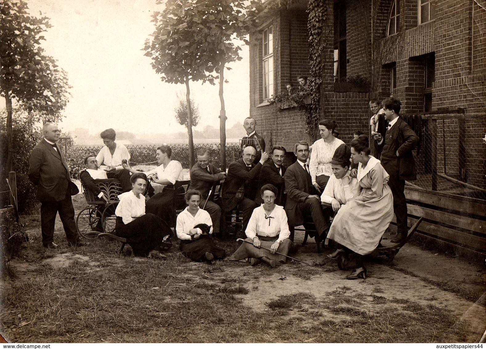 Amusant & Grand Tirage Photo Albuminé Délire Familial Au Jardin, Le Grand Bébé, Jeux De Cannes, Chapeaux, Animaux 1921 - Anonymous Persons