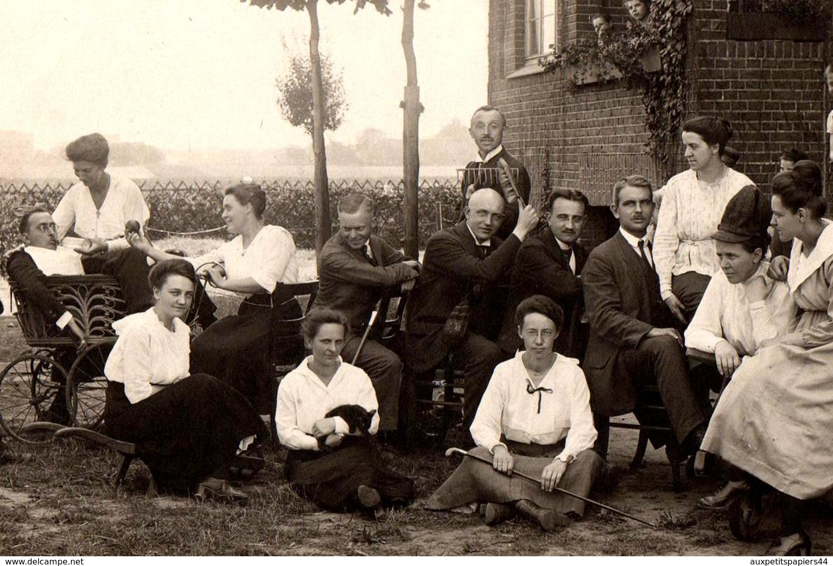 Amusant & Grand Tirage Photo Albuminé Délire Familial Au Jardin, Le Grand Bébé, Jeux De Cannes, Chapeaux, Animaux 1921 - Personnes Anonymes