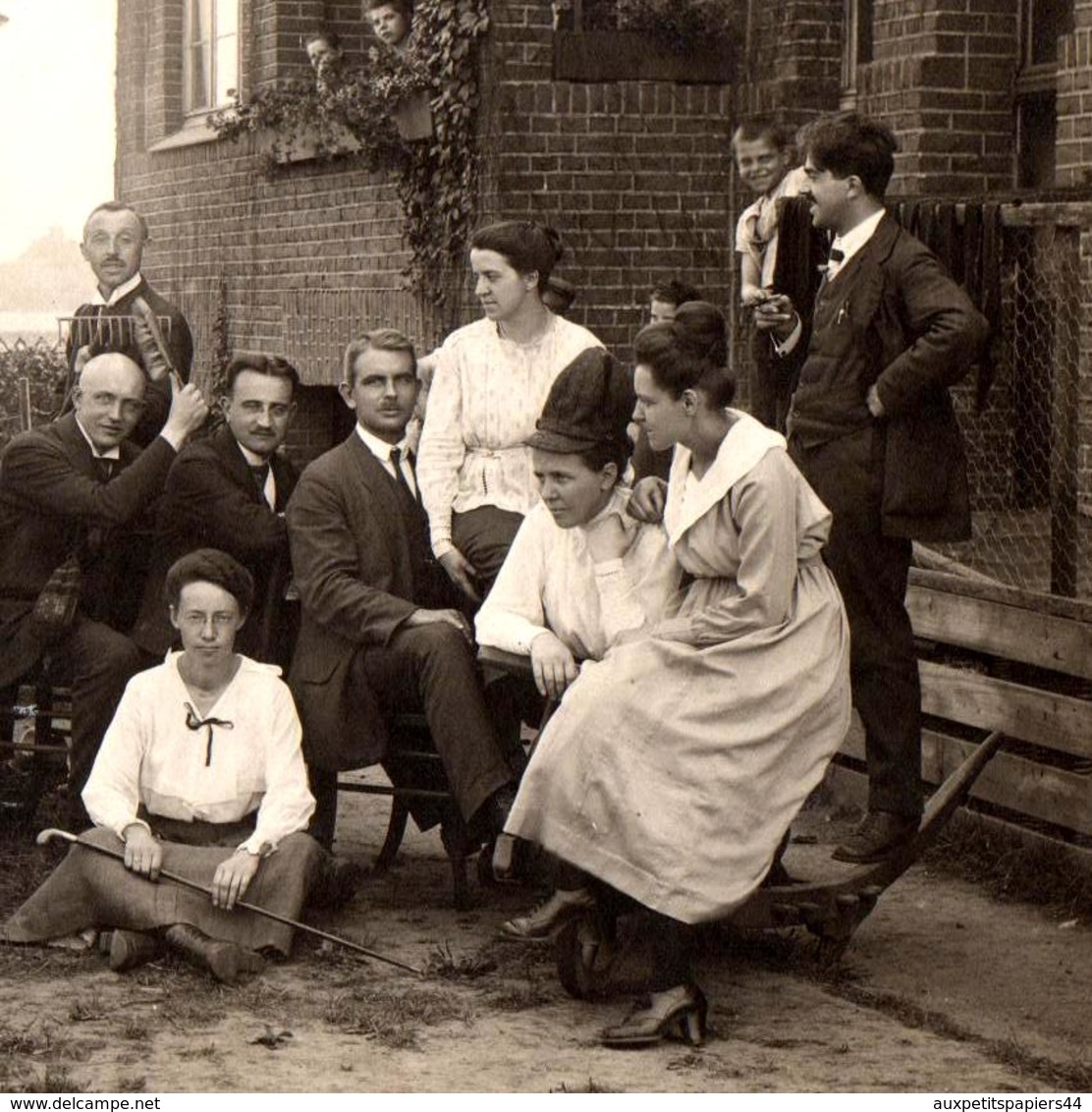 Amusant & Grand Tirage Photo Albuminé Délire Familial Au Jardin, Le Grand Bébé, Jeux De Cannes, Chapeaux, Animaux 1921 - Personnes Anonymes