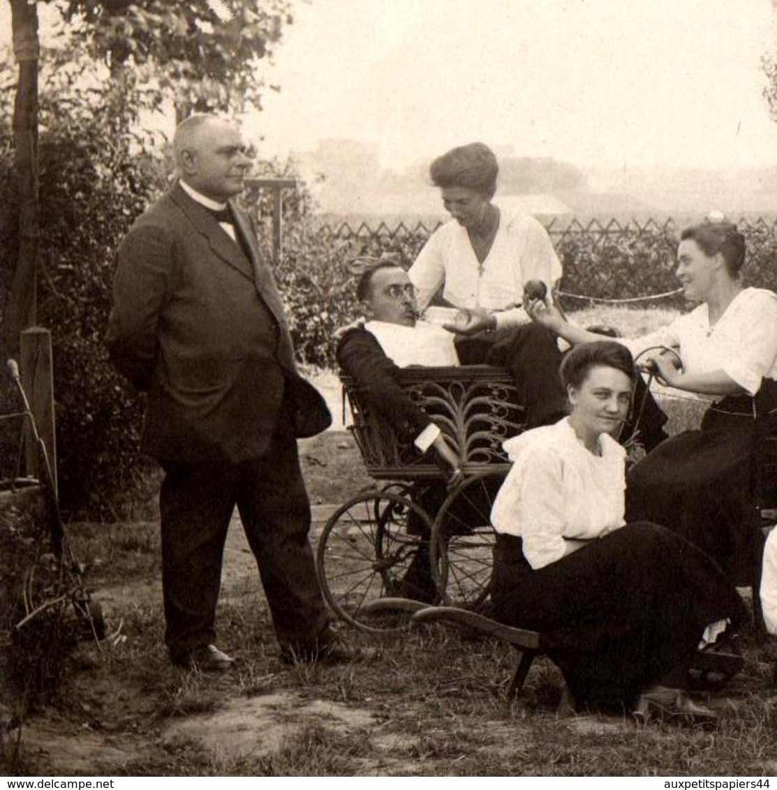 Amusant & Grand Tirage Photo Albuminé Délire Familial Au Jardin, Le Grand Bébé, Jeux De Cannes, Chapeaux, Animaux 1921 - Personnes Anonymes