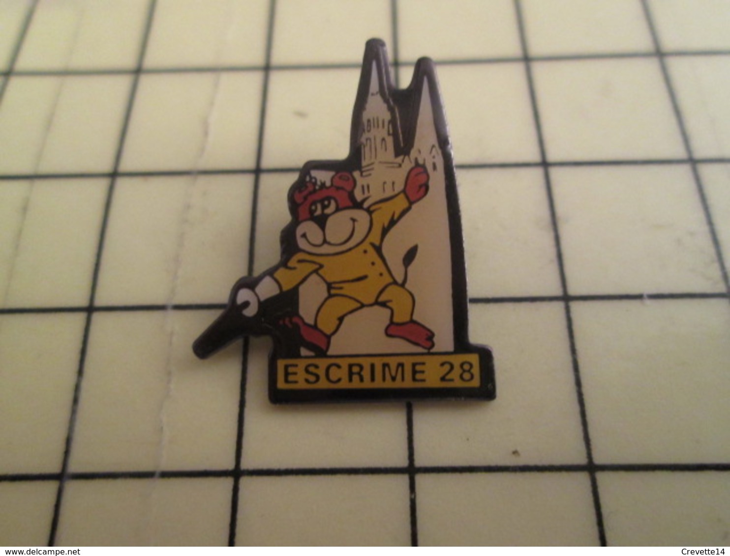 1215c Pin's Pins / Beau Et Rare : Thème SPORTS / ESCRIME 28 CATHEDRALE CHARTRES - Fencing
