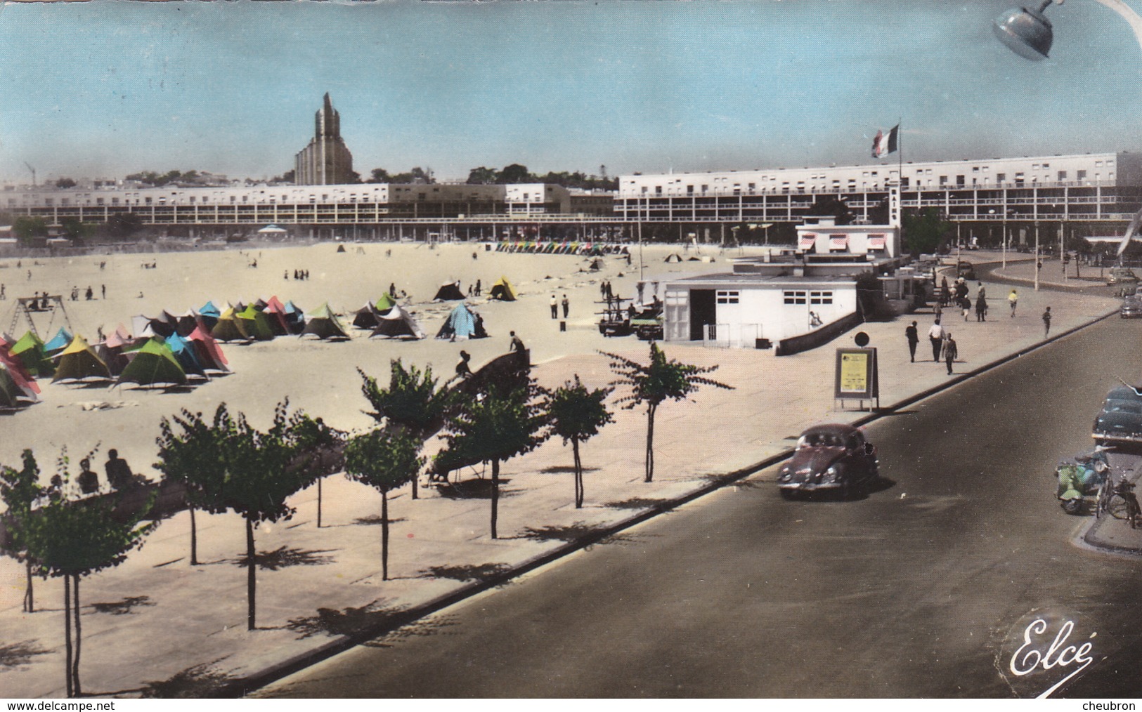 17. ROYAN. VUE DU FRONT DE MER PRISE DEPUIS L'HOTEL " L'ETOILE DE MER ". ANNEE 1962 - Royan