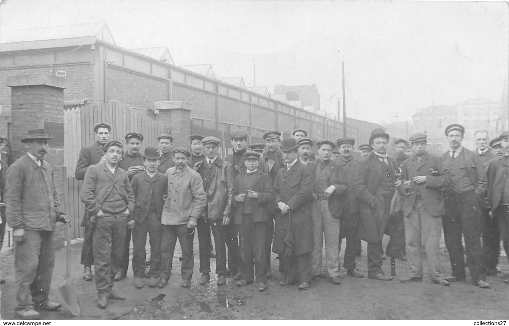 CARTE-PHOTO-OUVRIERS DEVANT UNE USINE A SITUER - Industrie