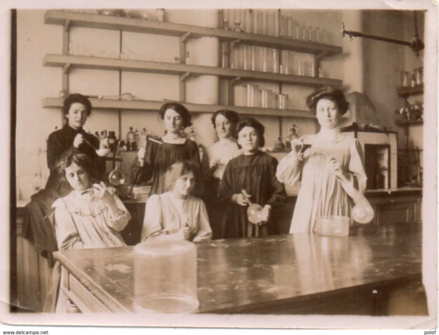 Photo Non Localisée - Femmes Intérieur Laboratoire ?  (107319) - Personnes Anonymes