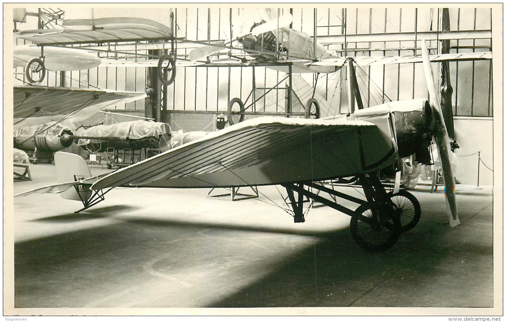 PHOTO SOUPLE NON LOCALISEE AVION DANS UN HANGAR 97996 - Aviation