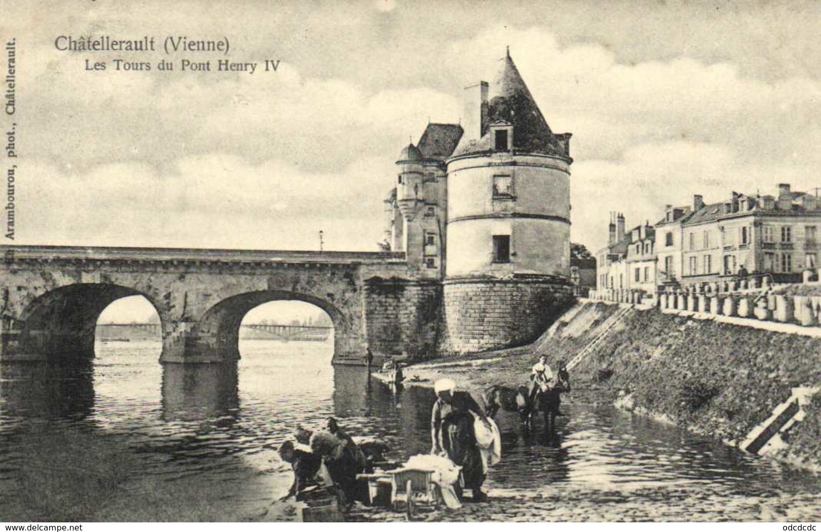 CHATELLERAULT Les Tours Du Pont Henri IV  Laveuses Sur La Vienne Chevaux à L'abreuvage RV - Chatellerault