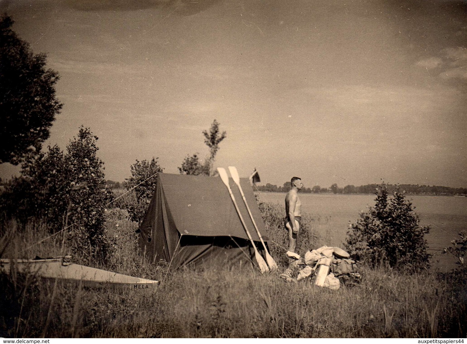 Grande Photo Originale Gay & Playboy  Aventurier Torse Nu & Son Campement Tente & Canoë En Bord De Lac 1930 - Personnes Anonymes