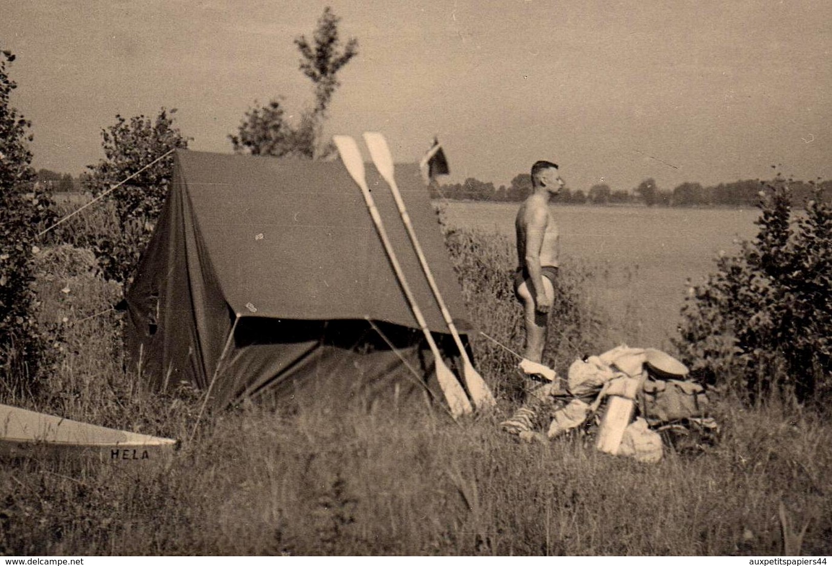 Grande Photo Originale Gay & Playboy  Aventurier Torse Nu & Son Campement Tente & Canoë En Bord De Lac 1930 - Anonymous Persons