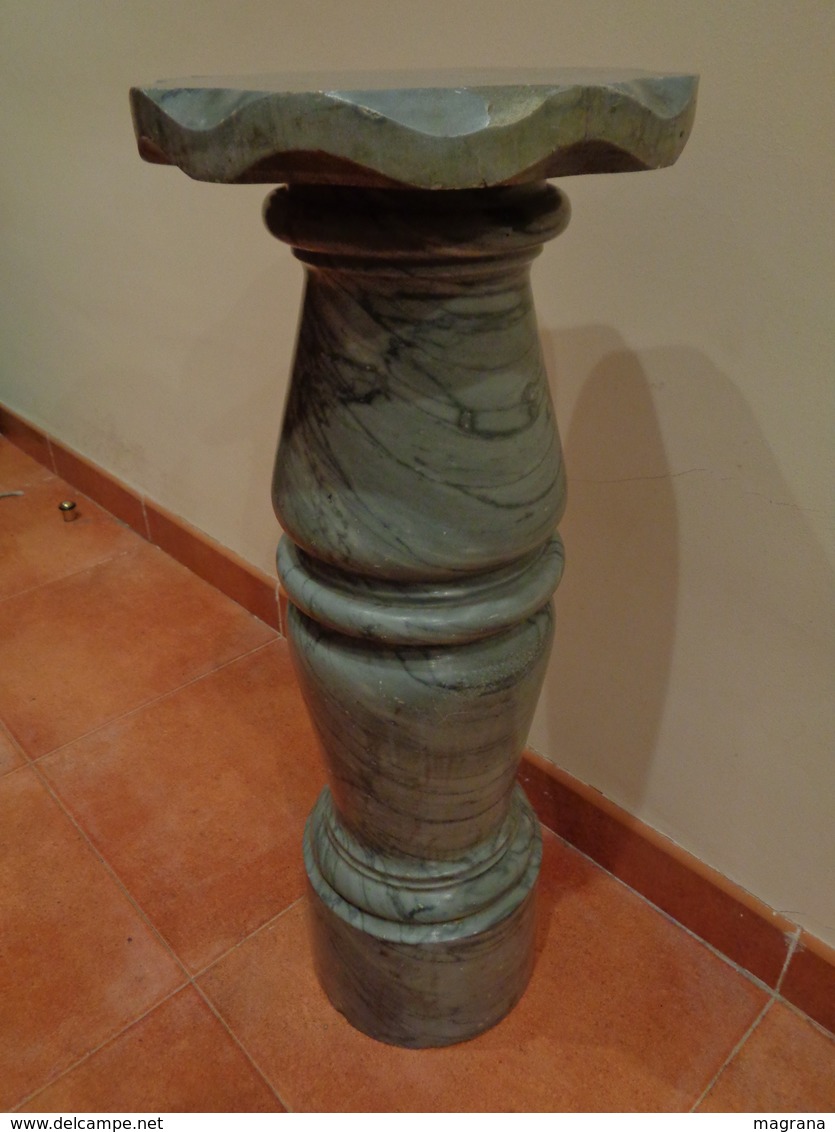 Columna, pedestal en mármol gris. 65 cm altura.