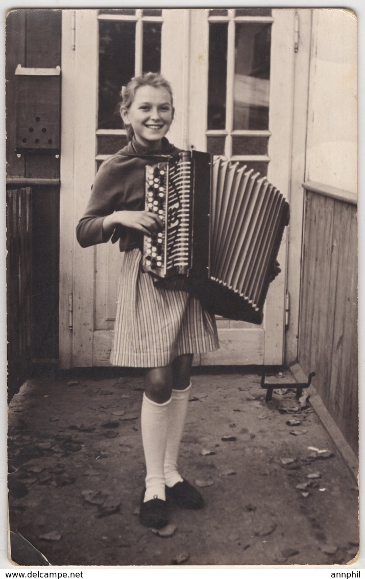 8044 USSR Amateur Photograph Girl With Accordion 1970s Size 87x137 Mm - Other & Unclassified