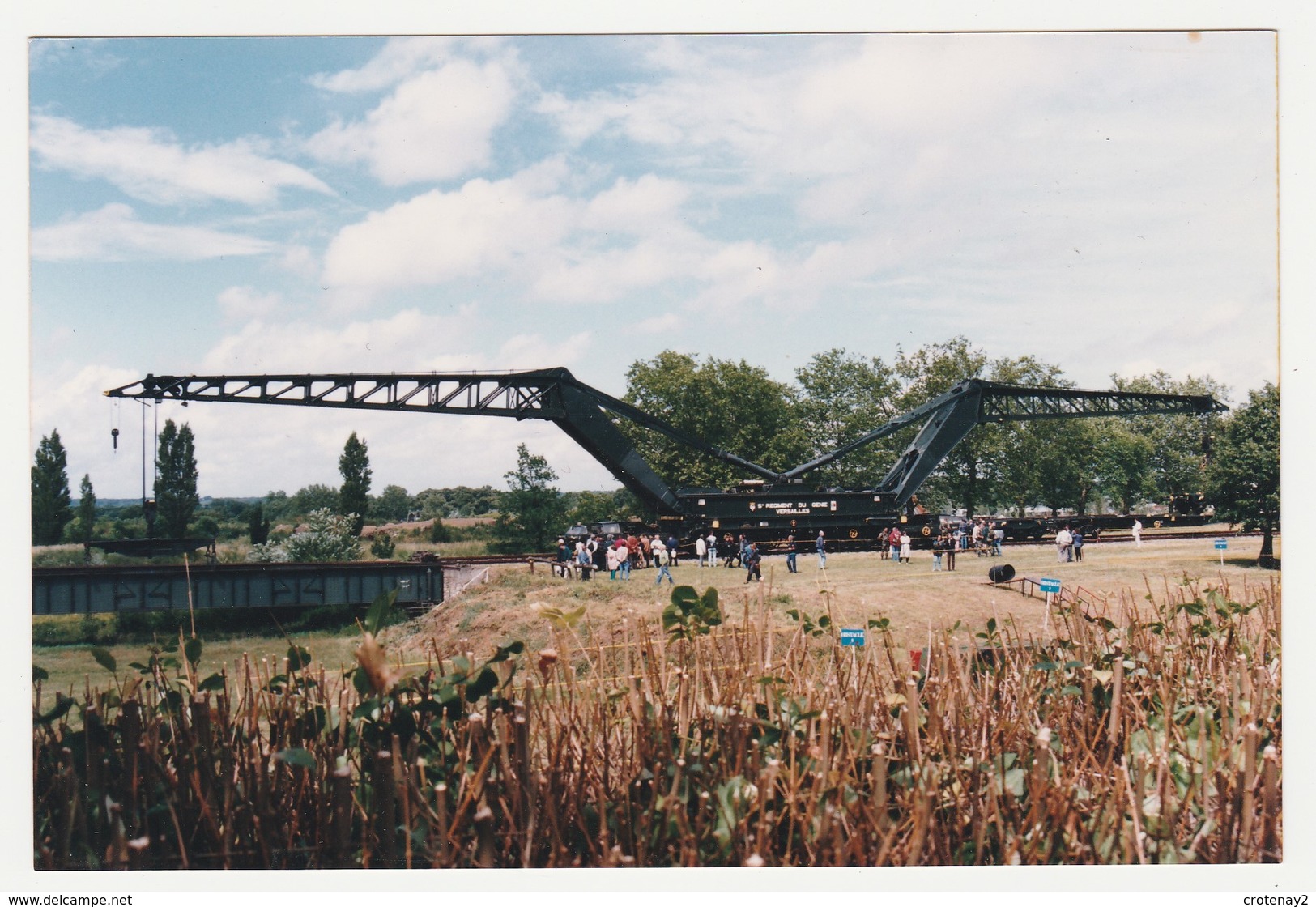 Photo Train Wagon Grue Diplodocus Du 5ème Régiment Du Génie De Versailles En Démonstration Lieu & Date à Situer - Eisenbahnen